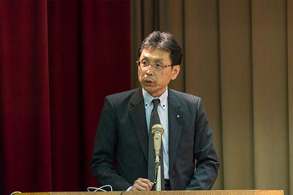 シンポジウムの冒頭、挨拶に立った広島工業大学・長坂学長。