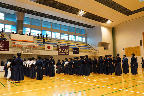 開会式に臨む参加小学生たち。