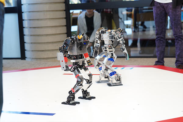 初陣を飾ったロボットの名は、オーダス（左）。臆することなく果敢に攻めていました。