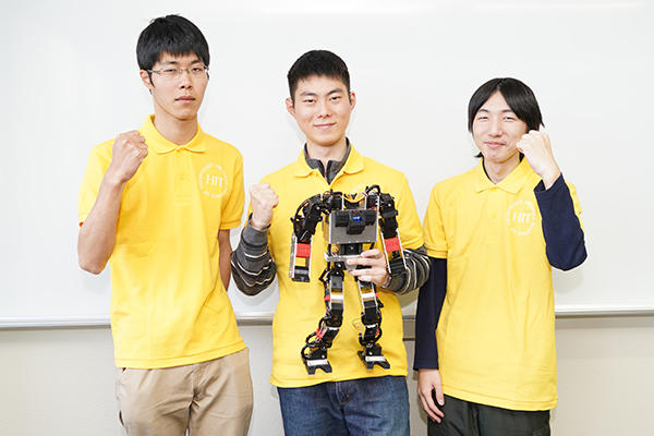 左から加藤さん、尾田さん、田中さん。試合の撮影や他大学の学生と交流を図り、貪欲に技術を学ぼうとしていました。