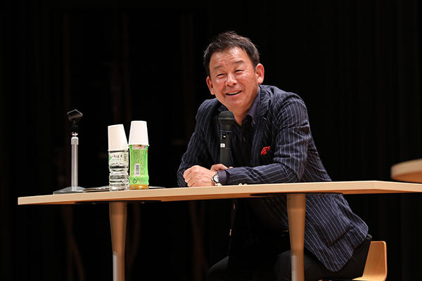 広島で30年以上活躍する横山アナウンサー。ベテランならではの巧みな話術で2人から話を引き出していきます。