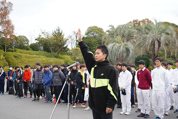 選手宣誓は土居郁弥さん（環境土木工学科4年）。「選手全員でタスキをつなぎ、最後まで走りきることを誓います」