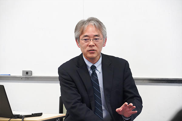 学生に講義する吉山さん。広島工大のOBでもあり、学生たちの大先輩。