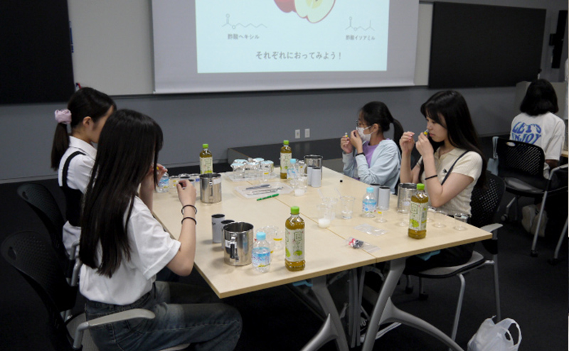 理工女子の未来を描く！サントリーで女子中高生が挑戦したフルーツティー開発体験