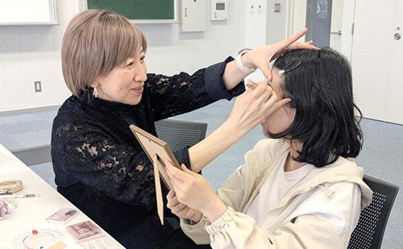理系女子の就活自信UP！第一印象を磨くメイク講座を開催