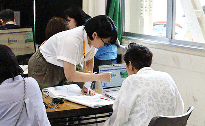 理工女子たちが大人たちの教師に？大好評のプログラミング教室を開催しました！