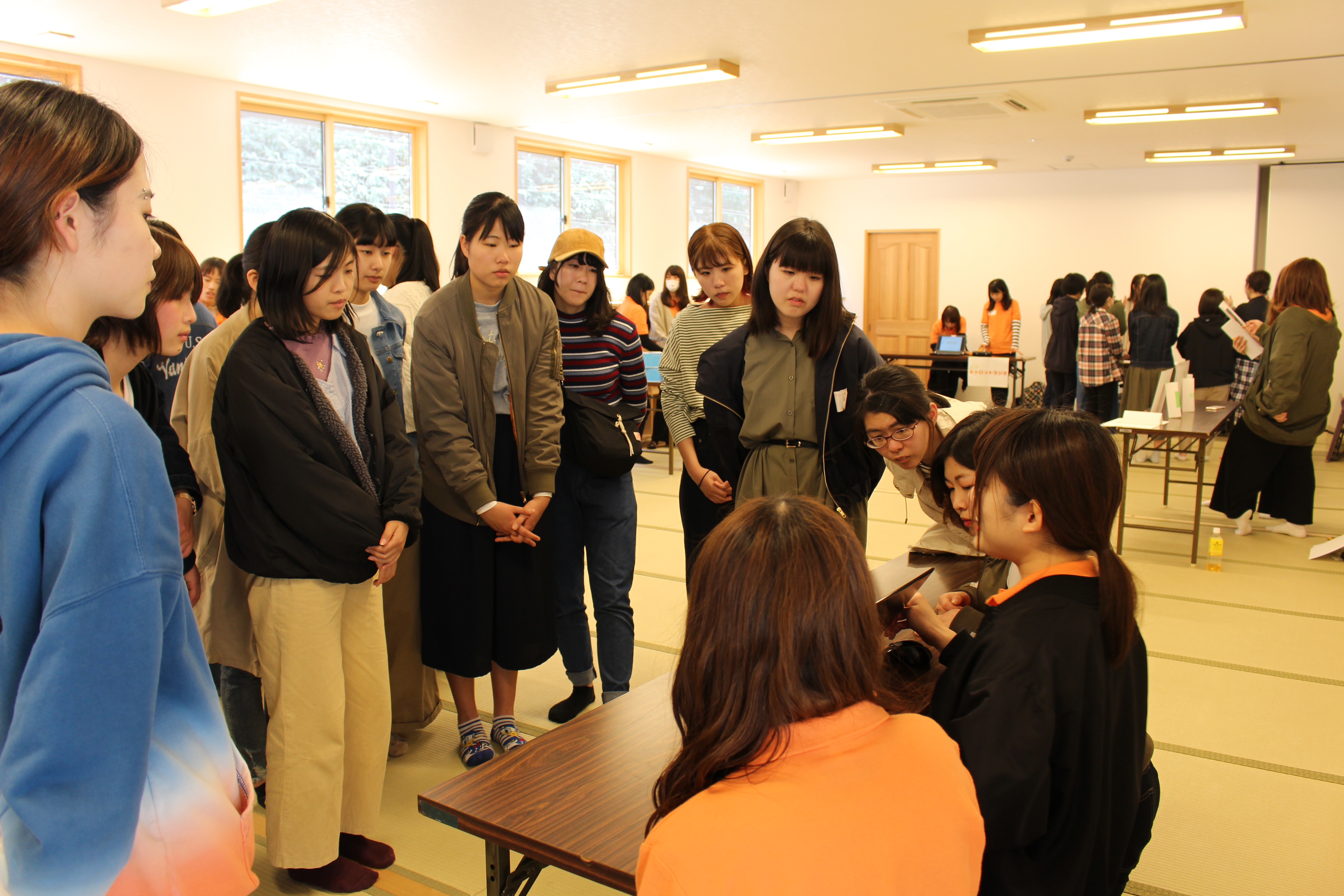 どのブースも大盛況で、先輩女子学生たちも説明に力が入ります。