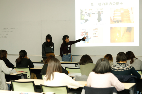 他グループの発表の中に自分の「ロールモデル」となる人はいないか、真剣に耳を傾ける学生たち。