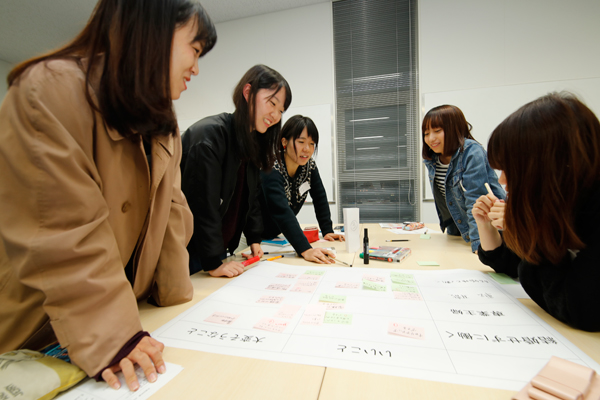 グループ内はほとんど初対面の学生でしたが、積極的に意見交換を行い、議論を重ねていました。