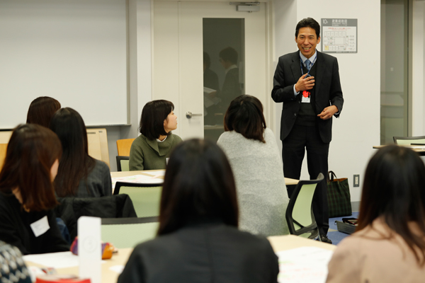 JCDセンター長の角川先生は「充実した人生のために職探しはもちろん、ロールモデルとなる人を見つけてください」と激励。