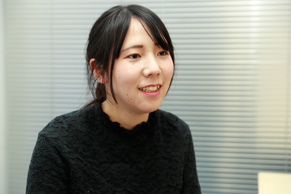 「キャリアアップしながら、結婚・子育てもして、定年まで働きたいです」と話す鐡原さん。