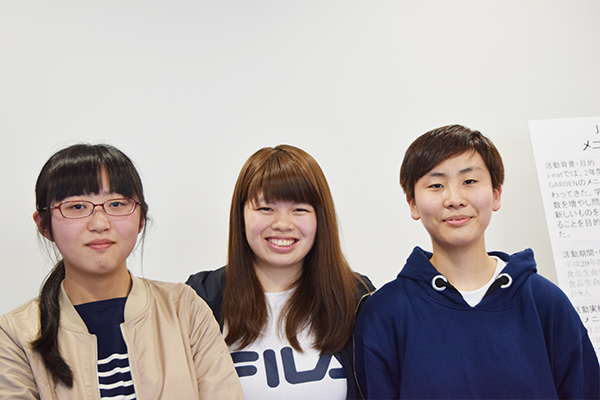 左から三浦綾華さん、吉本真悠さん（建築デザイン学科1年）、池田涼乃さん。このウェルカムセミナーをきっかけに仲良くなりました。