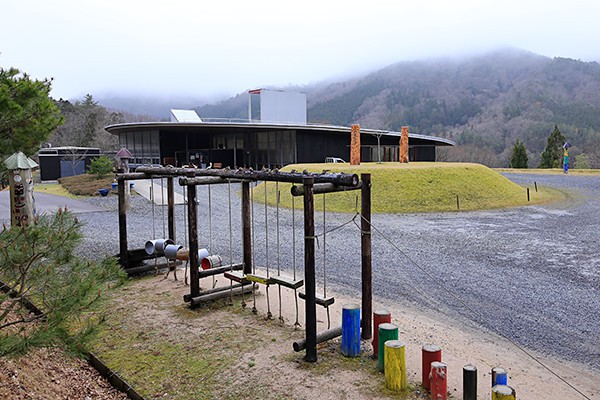 安芸高田市八千代町の土師ダム近くにある自然豊かな八千代校舎。
