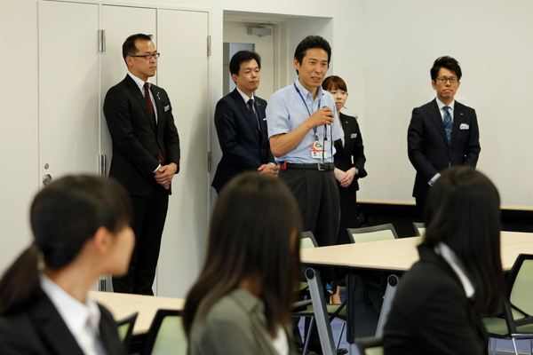 「夏休みから始まるインターンシップに向け、今日の講座で学んだことを生かしてください」とセンター長の角川先生。