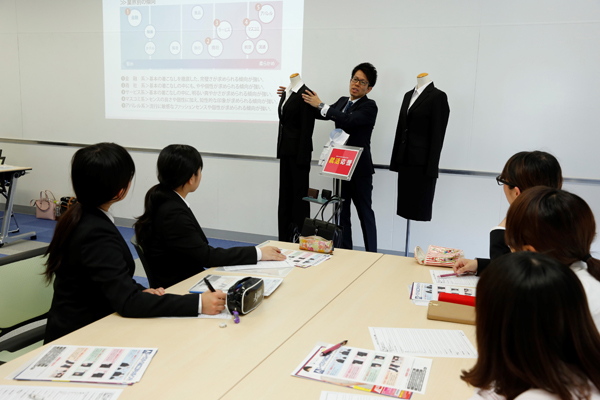 「業界によって服装の傾向は多少変わってきますが、基本の着こなしを知っておくことが大切です」と西川さん。