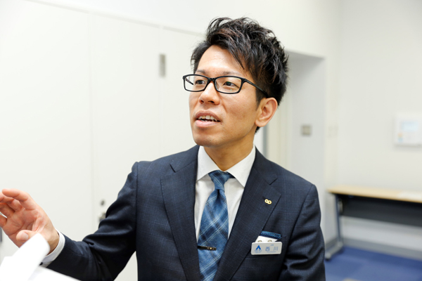 「就職活動でのスーツはシンプルに。服装ではなく話す内容で個性をアピールして、良い結果をつかんでください」と西川さん。 