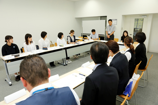 島根不動産(株)の高山社長や家主の(株)こまちの前本社長にお集まりいただき、学生5名がプレゼンテーションを行いました。