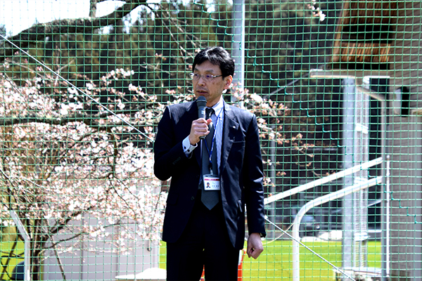 開会に先立ち「学科の枠を超えて友達ができるチャンスです。自分から楽しもうという気持ちを出して、積極的に交流してください」と長坂学長が挨拶。