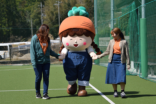 JCDのプロジェクトから生まれたキャラクター「キャロミ」も登場。新入生からは「かわいい」と声が上がっていました。