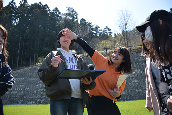 目隠しされた状態で絵を描き、チームで何の絵かを当てるゲーム。はじめは「当たらないよ」と声が上がっていましたが、どのチームも意外と早く答えを当てていました。