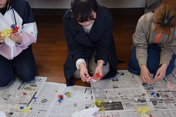 JCD活動紹介と平行してハーバリウムづくりも実施。「かっこいい男子はいた？」といった女子トークにも花を咲かせながら、和やかな雰囲気で製作していました。