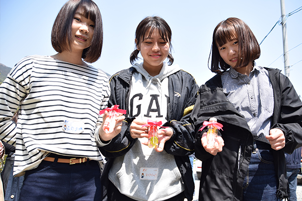 「きれいにつくれました」と、完成したハーバリウムを見せてもらいました。記念にスマホで写真を撮る学生も。