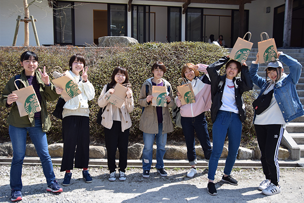 アクティビティで見事優勝を飾った5班の皆さん。賞品を手にしてニッコリ笑顔。