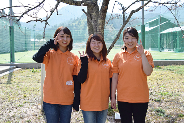 準備にあたった建築デザイン学科の2年生スタッフ。
後藤夕鯉さん（左）はJCDプロジェクト紹介で「こだわりルームプロジェクト」の説明を担当。山本空乃さん（中）と濱岡珠里さん（右）はバーベキューの準備を担当。「今年の1年生はとても元気。たくさん活動に来てほしいですね」と期待を寄せていました。