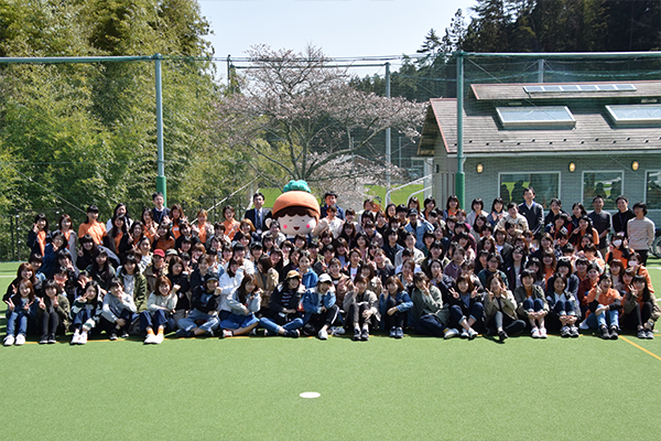 参加者全員で記念撮影。新入生が加わりどんな活動を展開していくのか、今後が楽しみです。