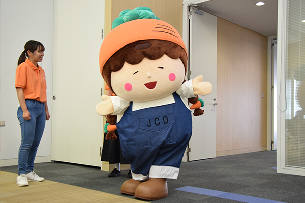 JCDのキャラクター「キャロミ」も子どもたちの応援にかけつけました。