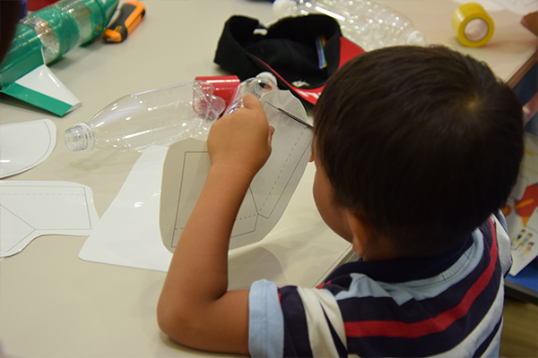 なぜ飛ぶのかを理解できたら、いよいよ製作開始！パーツを一つひとつ切り抜く作業からスタート。