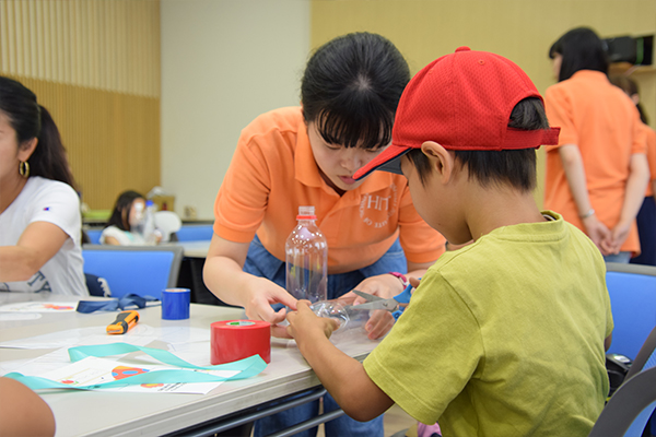 カッターを使う作業は、安全に配慮して女子学生がサポートします。