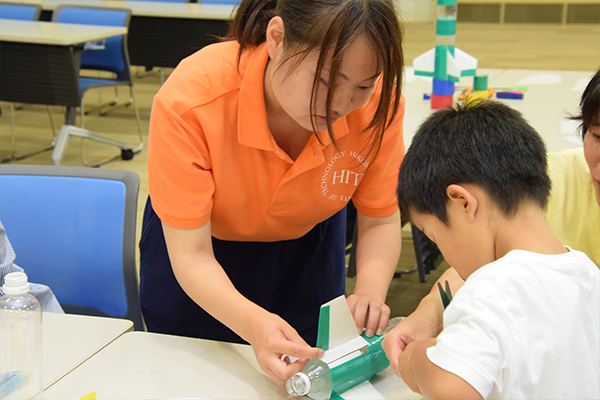 パーツができたら組み立て作業へ。カラーテープを使って一つひとつ丁寧に貼り合わせていきます。