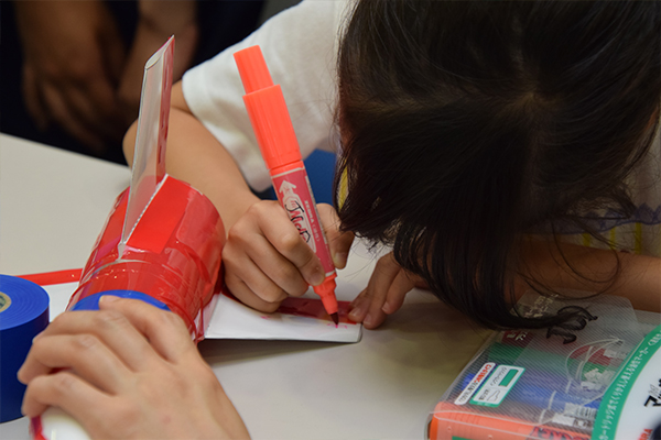 仕上げは、イラストを描いたり、色付けしたりして自分だけのオリジナルデザインに。