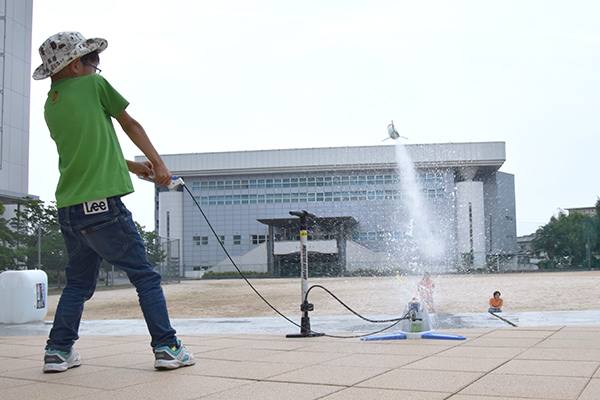 発射レバーを強く握ると、「ブシューッ！」と音を立てて空高く飛んでいくロケット。「うわーっ！！」と、歓声を上げる子どもたちの目は、キラキラと輝いていました。