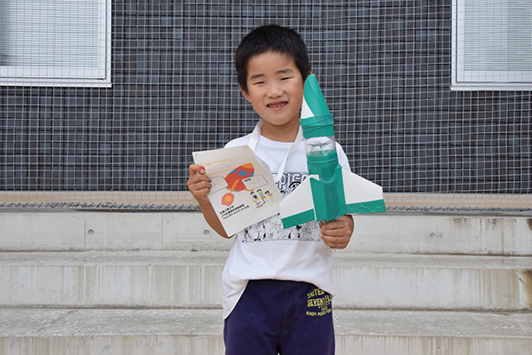 「はじめてのペットボトルロケットだったけど、すごく飛んだので楽しかった。大学生のお姉さんたちがとても優しかったです」と林くん。
