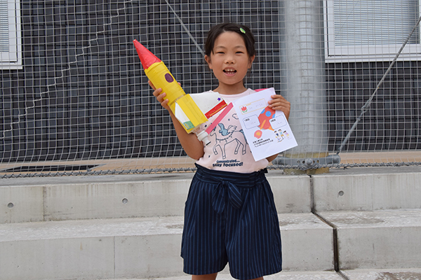 「ものづくりも実験も大好き！また参加して、次はもっと遠くに飛ばしたいです」と夘野さん。