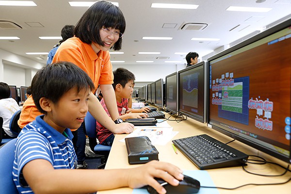 プログラミング教室では、文部科学省が提供する「プログラミン」という子ども向けサービスを利用して、楽しくプログラミングの基礎を学びました。