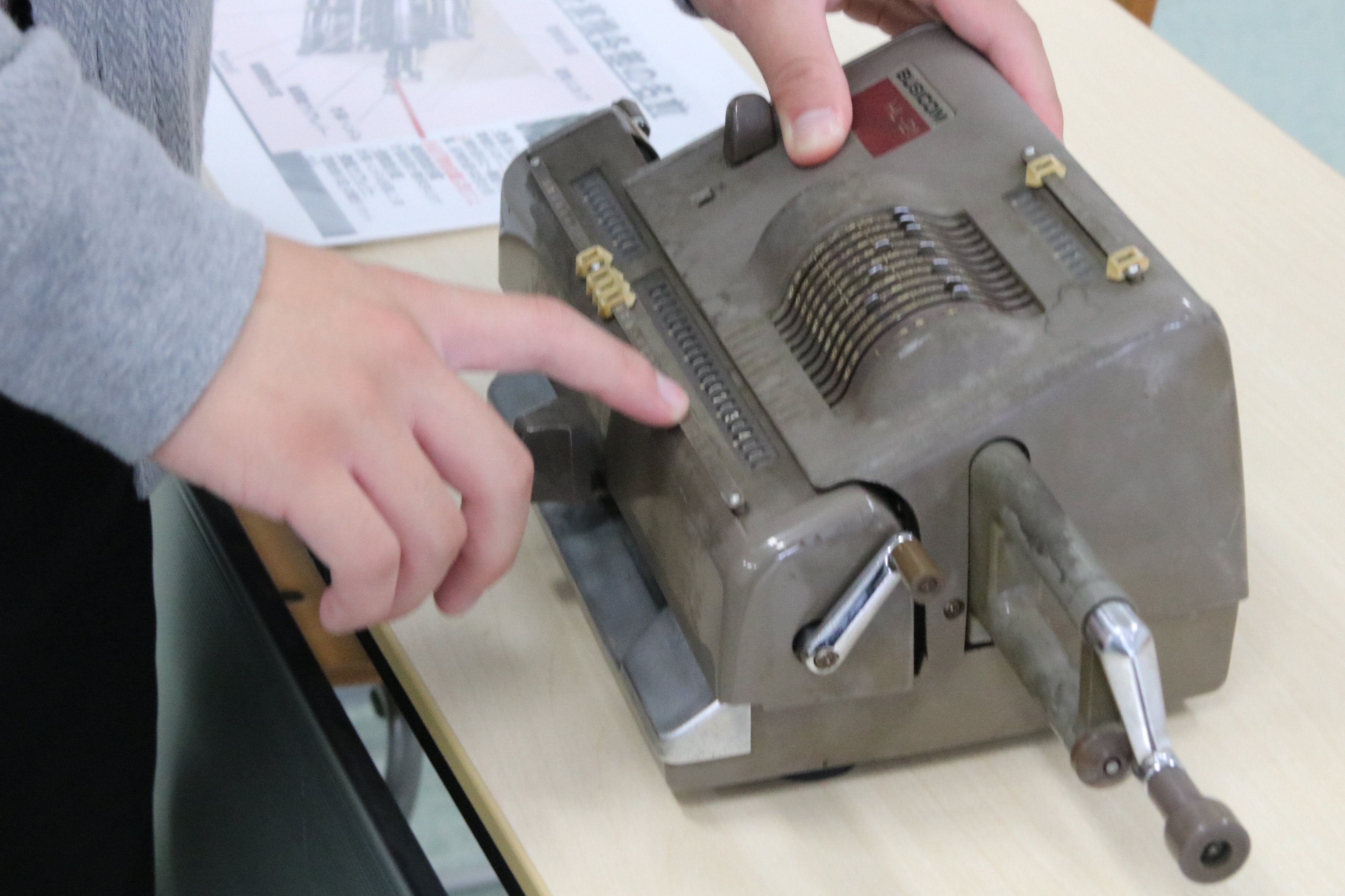 掛け算ができる計算機。代々受け継いだ歴史ある品を大切に保管