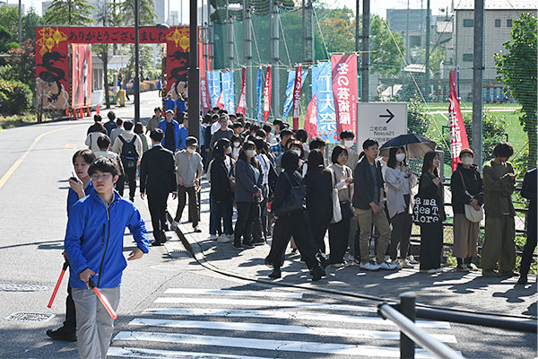 開場前後は校門から会場に向かって長蛇の列ができた