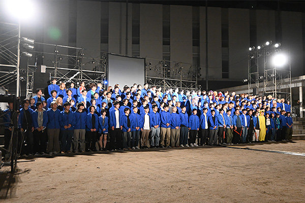 実行委員全員で、来場者に感謝のあいさつ