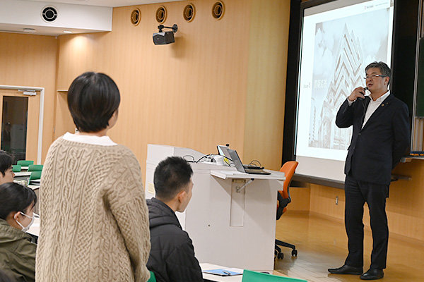 「松田さんが就職先に竹中工務店を選んだ理由」など、大先輩にアドバイスを求める姿も