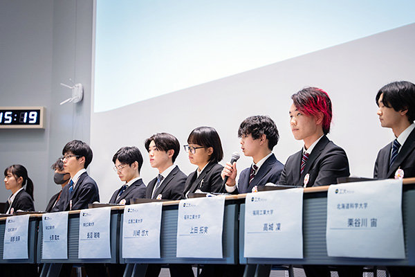 現在の研究や今後の抱負について発表を行った川崎さん