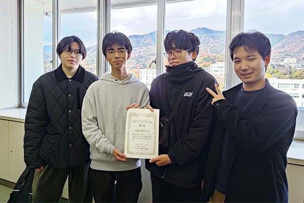 対戦アクションゲーム部門で優勝したe-sports愛好会メンバー。左から、曾田さん（広島県瀬戸内高等学校出身／広島県）、橋本さん（高陽高等学校出身／広島県）、清平さん（広島県立廿日市西高等学校出身／広島県）、伊藤さん（広陵高等学校出身／広島県）