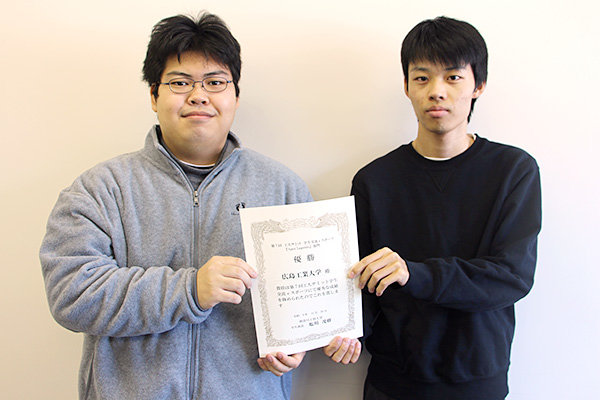 シューティングゲーム部門で優勝した3名のうち、2人で写真撮影。左から、宗廣さん（クラーク記念国際高等学校出身／広島県）、朝倉さん（広島県立広島井口高等学校出身／広島県）