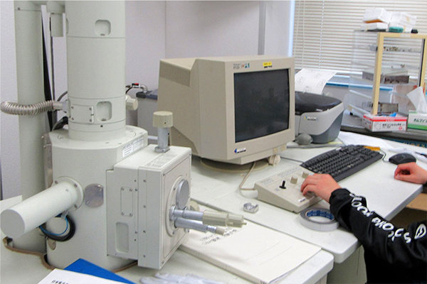電子顕微鏡を使用し、処理した金属表面の状態をナノレベルで確認。 