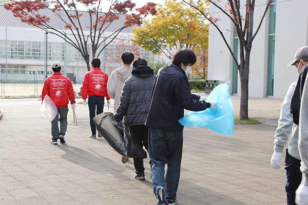 学生自治会執行部が先導し、学内を巡回しながらゴミを拾う