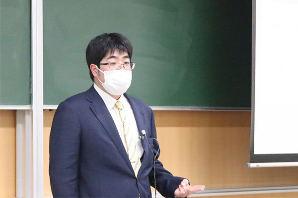 大和重工（株）企画管理本部の前横山さんは、情報工学科の卒業生。現在は社内SEとして勤める