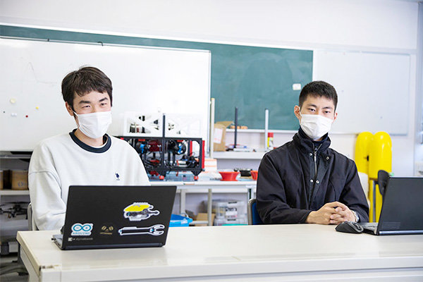 チームリーダーとしてロボット開発に取り組んだ横田さんと尾田さん。