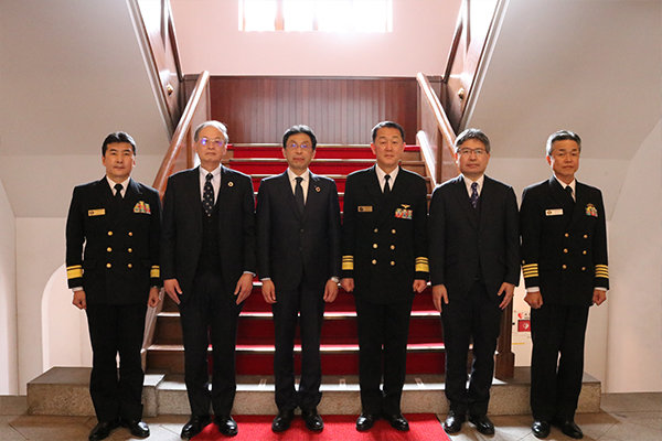 調印式は海上自衛隊呉地方総監部第一庁舎（旧呉鎮守府庁舎）で行われた